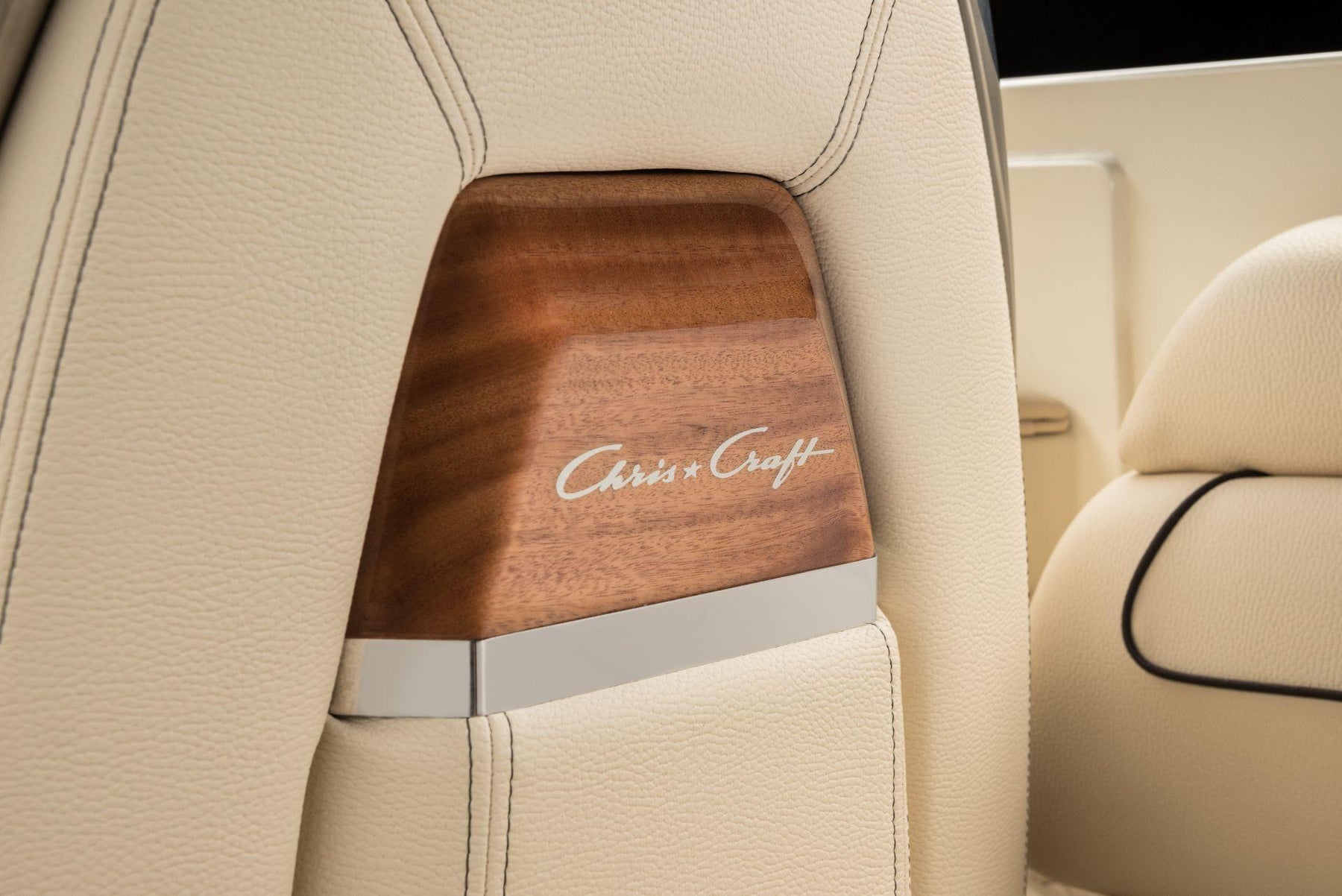 Chris Craft Launch 28 GT outboard