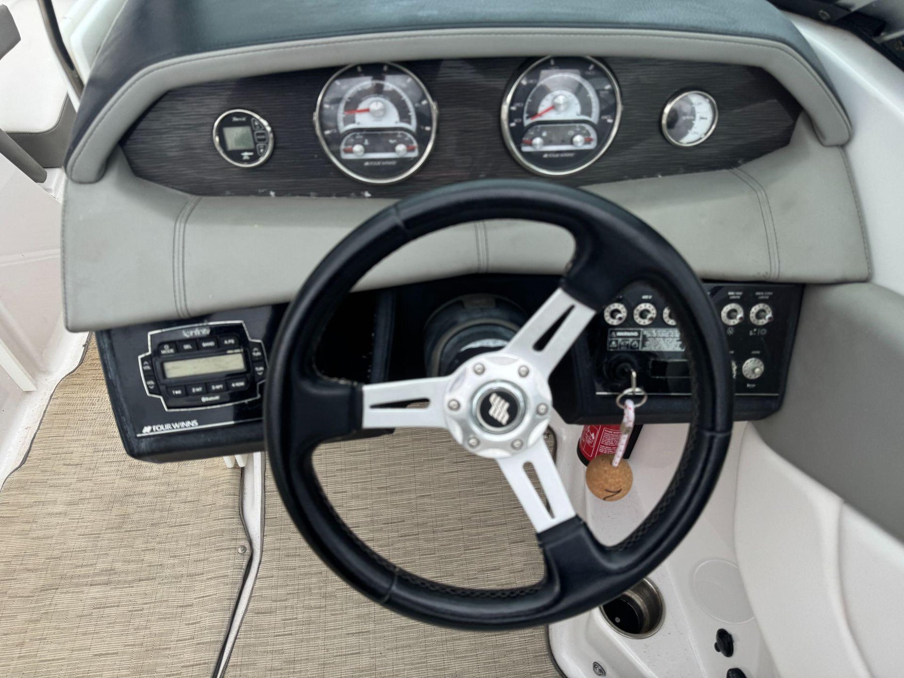 Four Winns H260