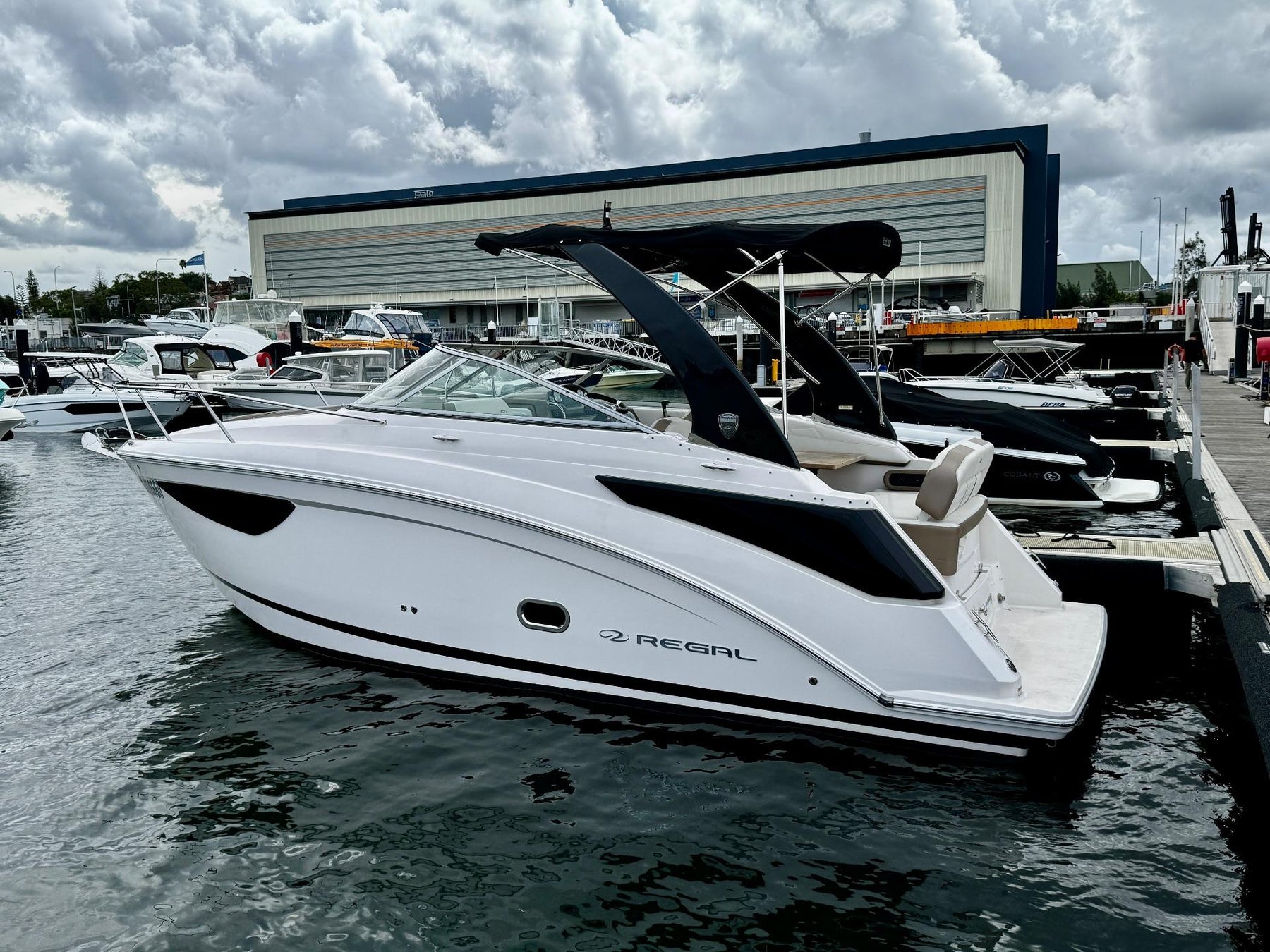 Regal 26 Express Cruiser