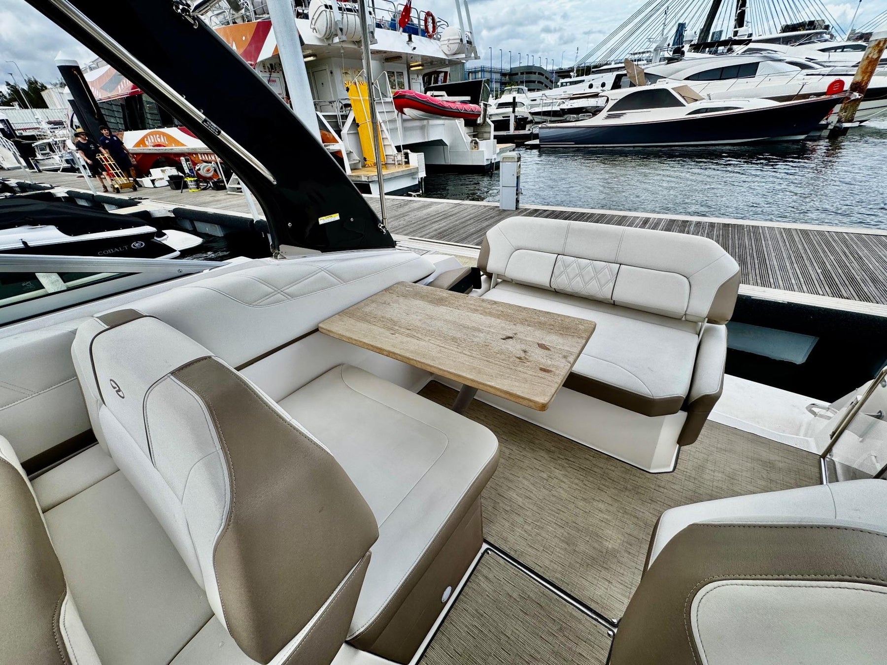 Regal 26 Express Cruiser