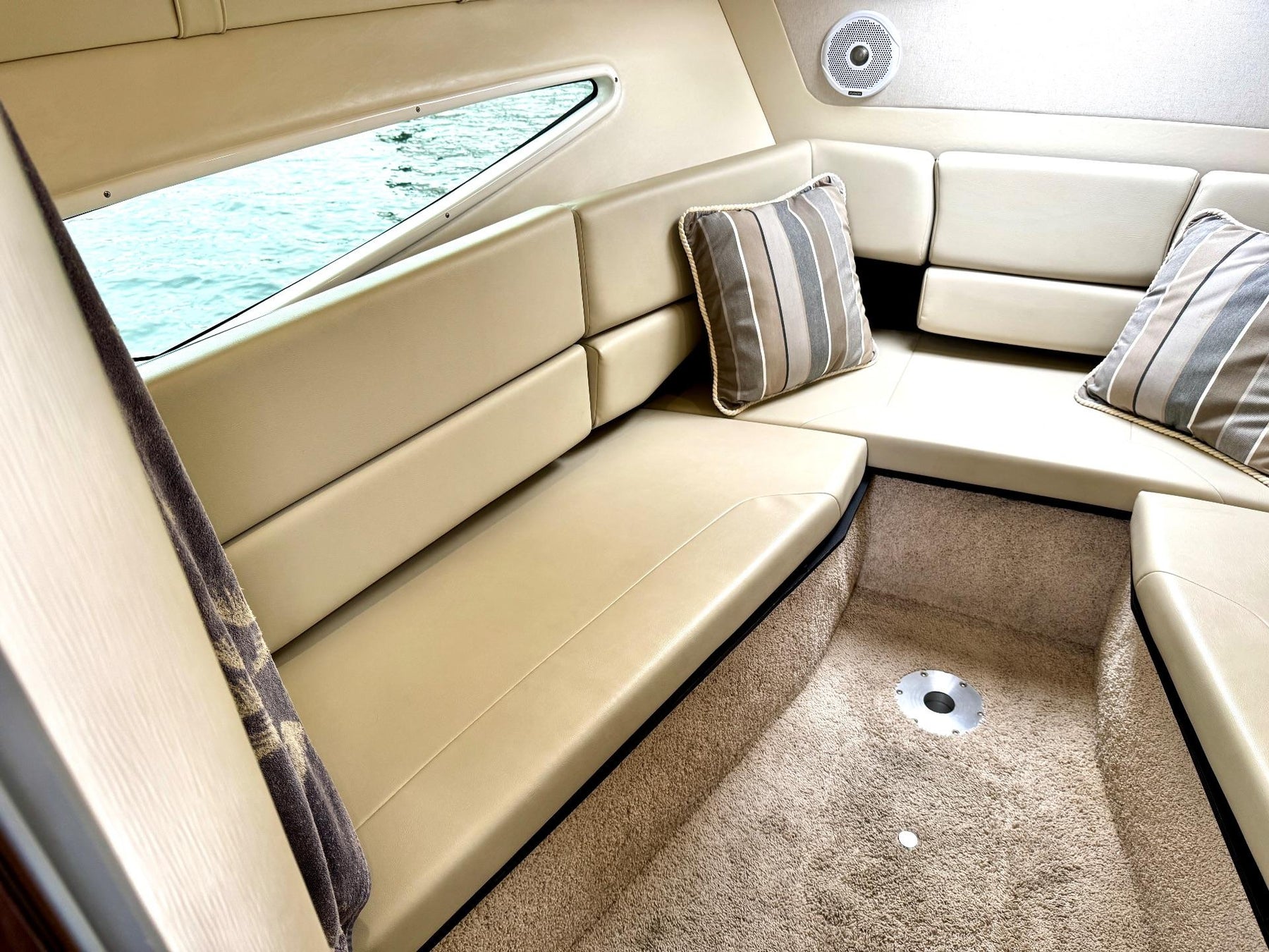 Regal 26 Express Cruiser