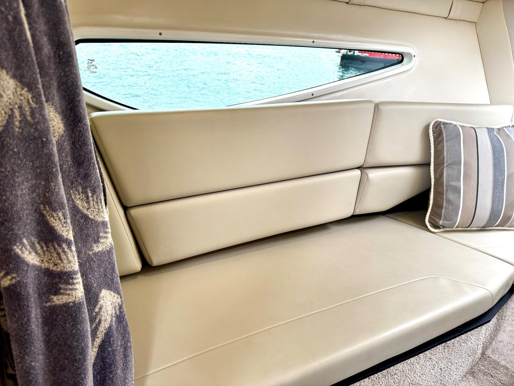 Regal 26 Express Cruiser
