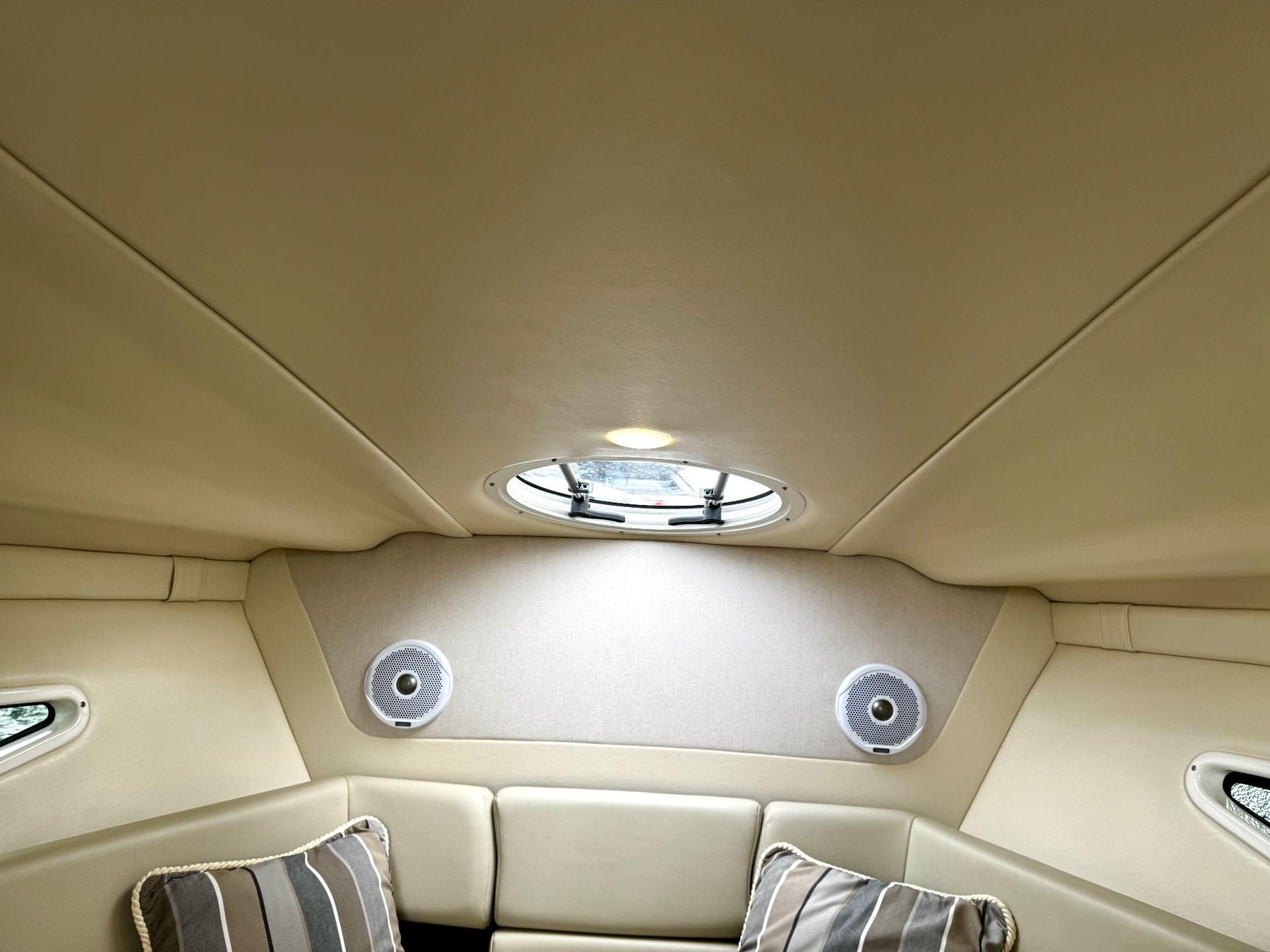 Regal 26 Express Cruiser