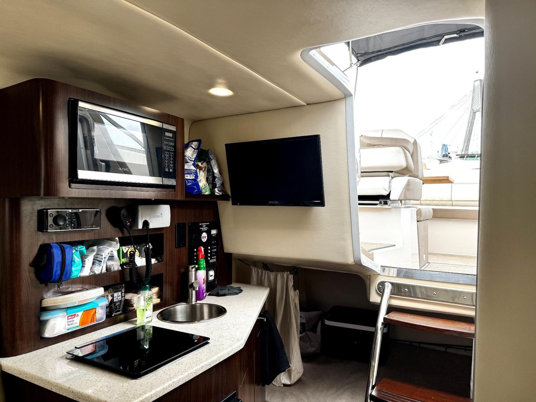 Regal 26 Express Cruiser