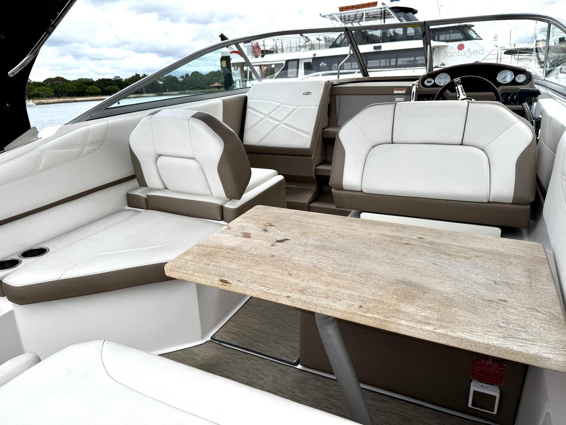 Regal 26 Express Cruiser