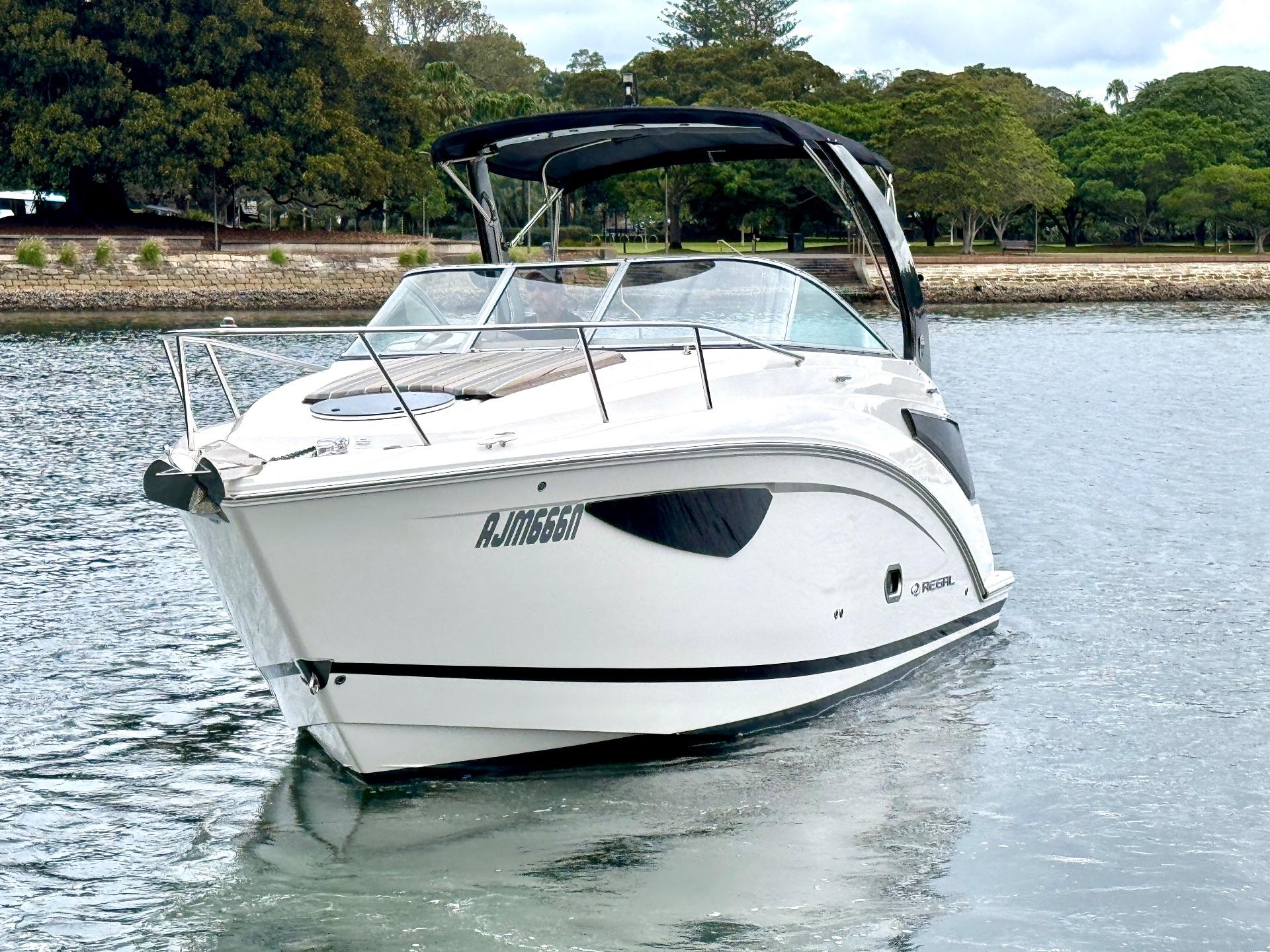 Regal 26 Express Cruiser