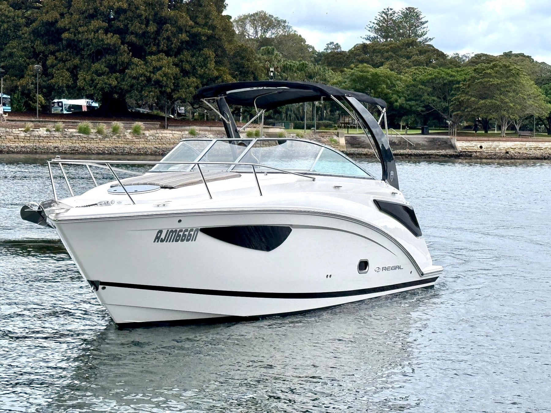 Regal 26 Express Cruiser