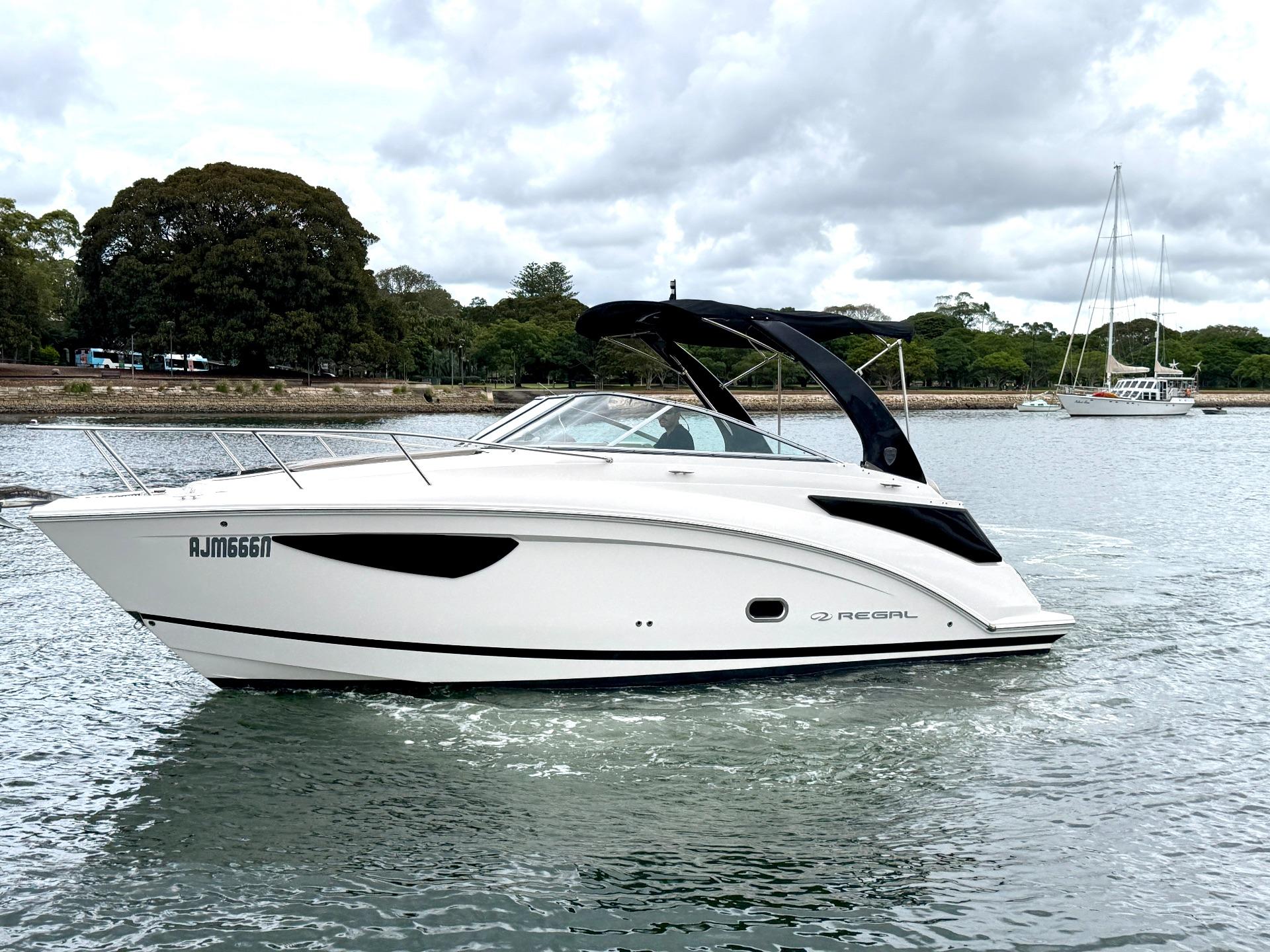 Regal 26 Express Cruiser