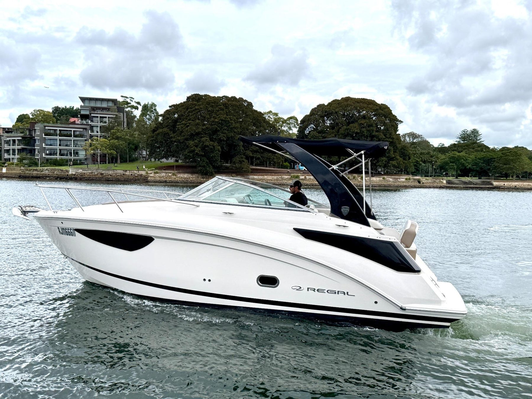 Regal 26 Express Cruiser