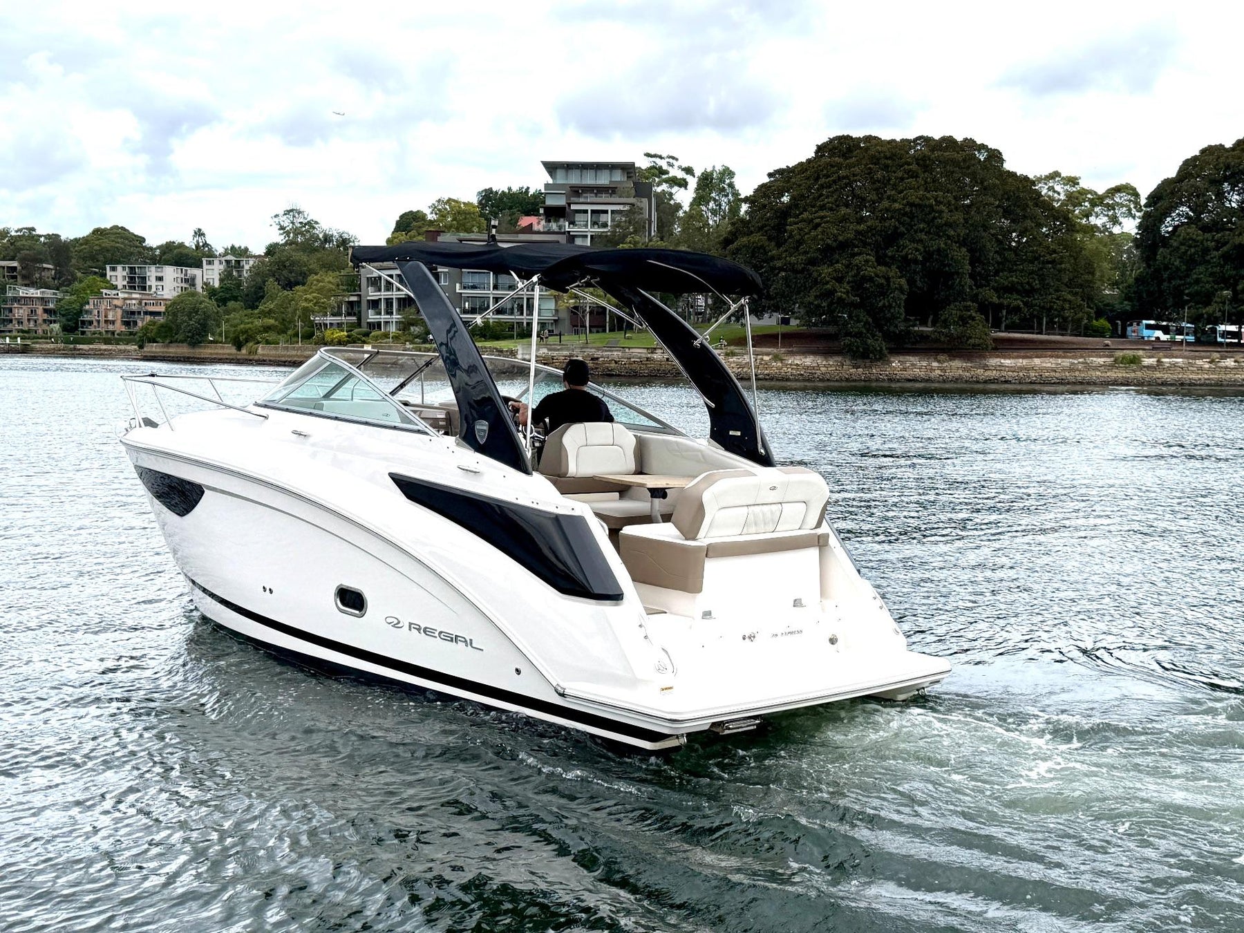 Regal 26 Express Cruiser