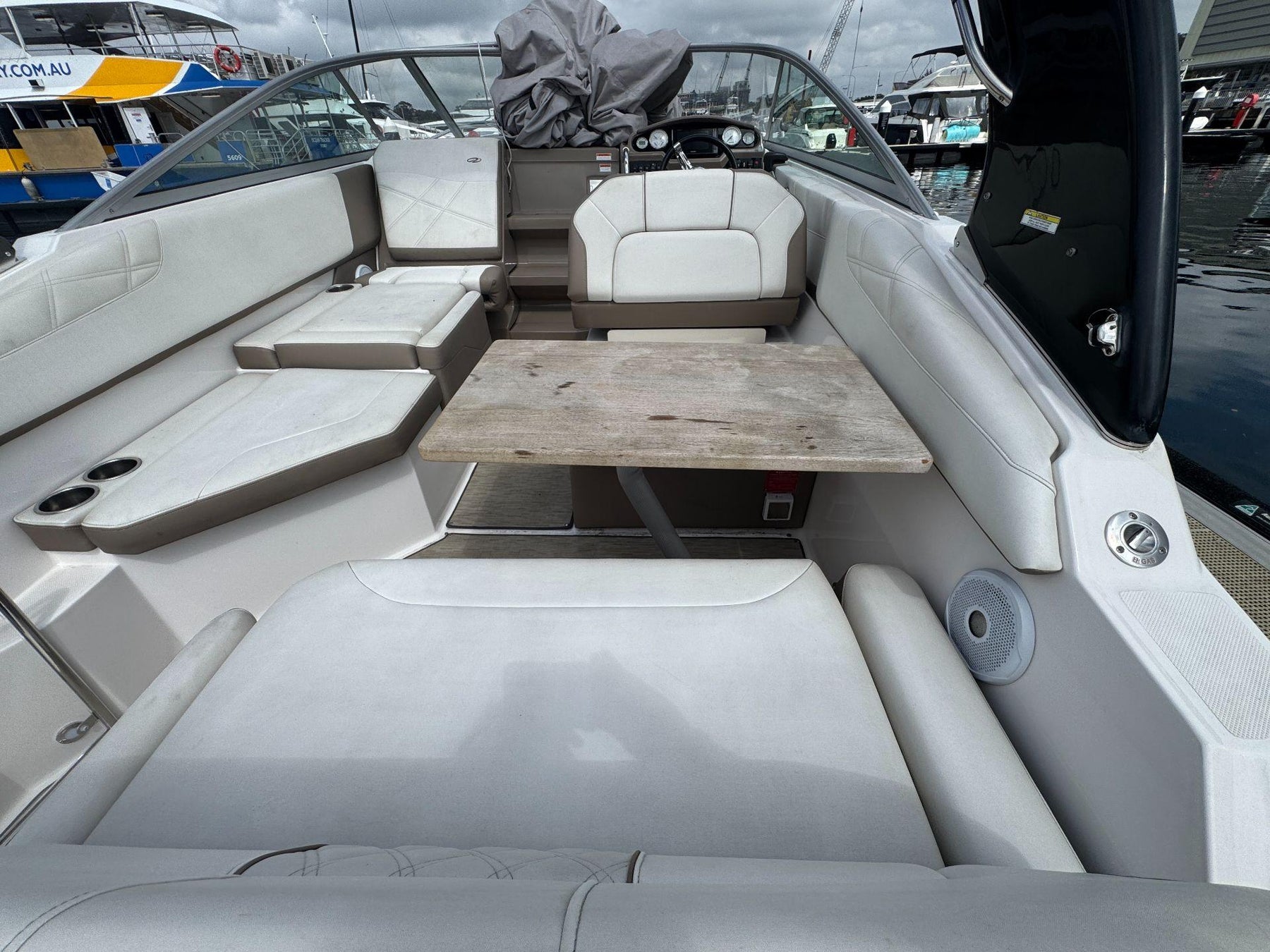 Regal 26 Express Cruiser